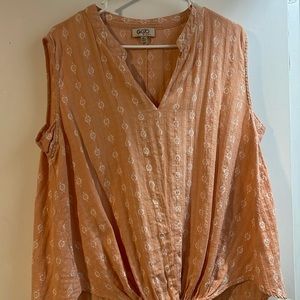 Printed front twisted detail sleeveless top.